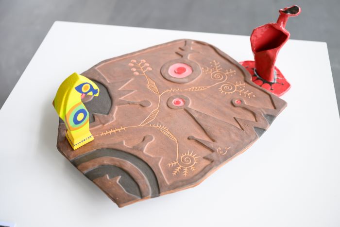 《圖說》排灣族藝術家伊誕．巴瓦瓦隆以大地作為棋盤、小馬化為棋子，首次發表陶藝作品《MACAQU》。〈陶博館提供〉