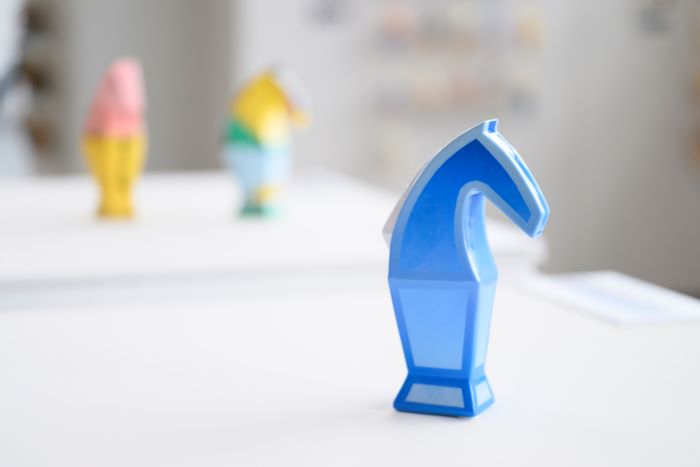 《圖說》李承道《藍色的馬克》，揉合新北市在地文化特色之三峽藍染、青花瓷等各種「藍」色創作，帶點未來感與趣味性。〈陶博館提供〉