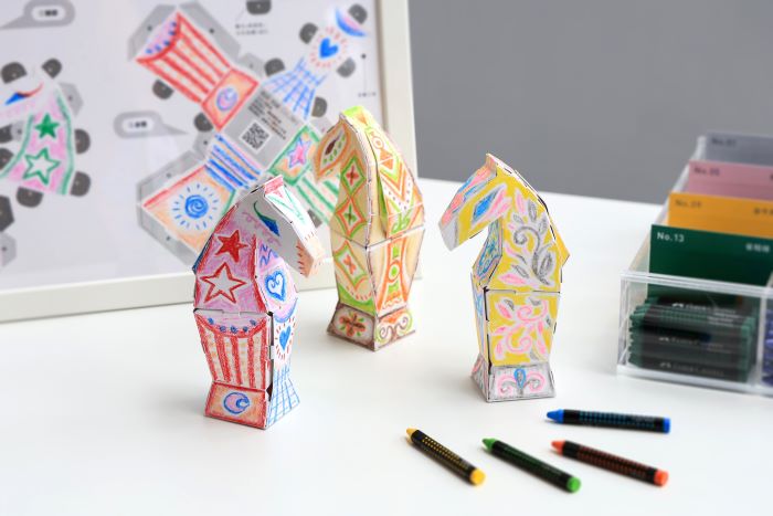 《圖說》展期間假日推出「立體紙馬彩繪活動」，限量開放民眾完成任務即能免費索取「小感動馬」紙模型。〈陶博館提供〉