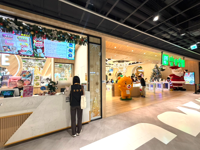 《圖說》消保官於樂米樂園新店北美館查核儲值卡條款。〈法制局提供〉