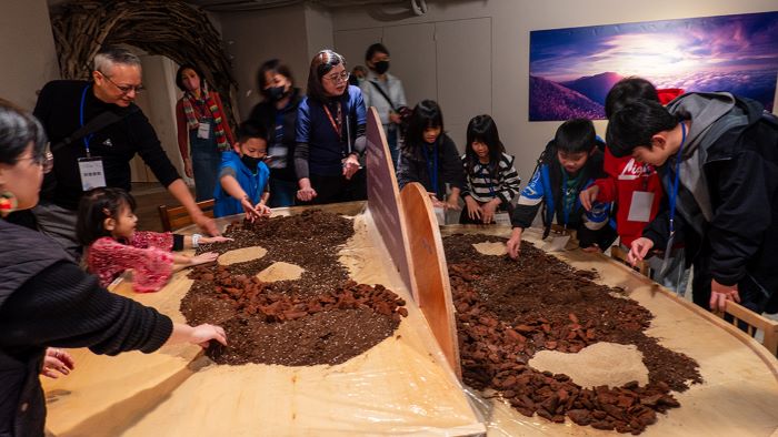 《圖說》「大地創造所」展區，透過泥土與自然素材的捏塑，貴賓與孩子都玩得很開心。〈宗博館提供〉