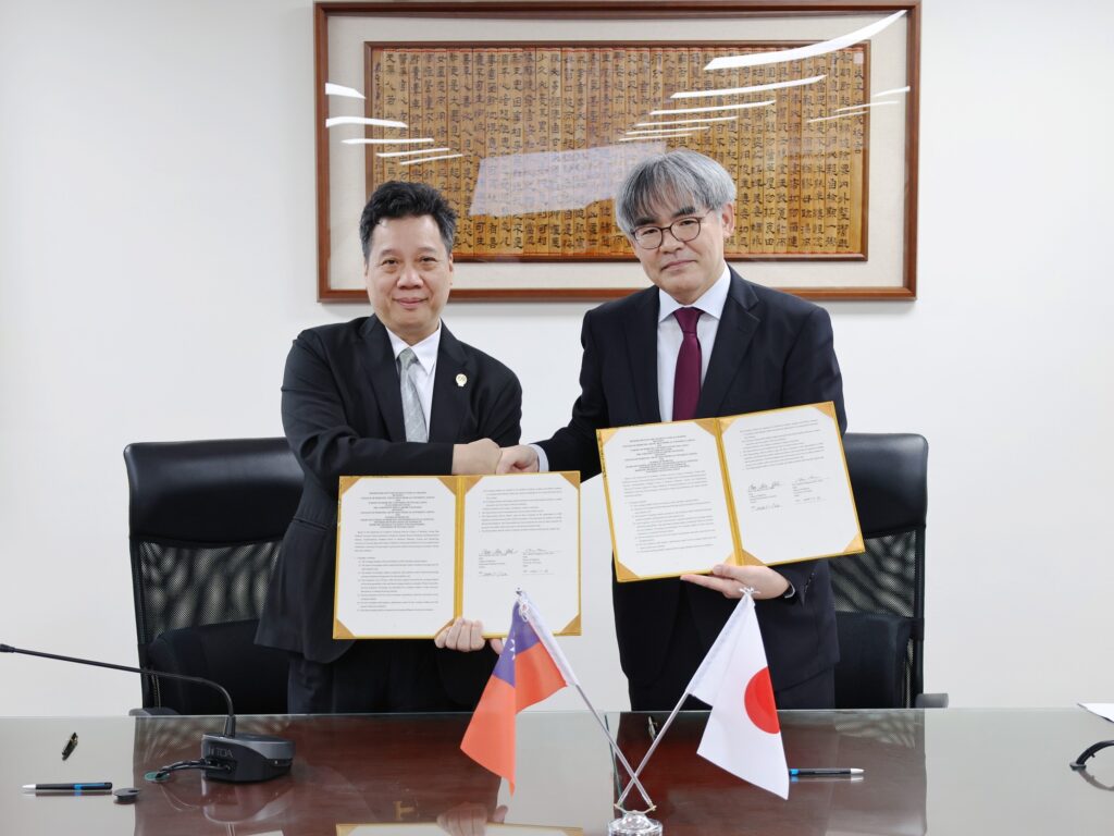 01 %E4%B8%AD%E5%B1%B1%E9%86%AB%E5%A4%A7%E9%86%AB%E5%AD%B8%E9%99%A2%E9%99%A2%E9%95%B7%E8%91%89%E5%85%86%E6%96%8C%E5%B7%A6%E8%88%87%E6%97%A5%E6%9C%AC%E5%9C%8B%E7%AB%8B%E5%AF%8C%E5%B1%B1%E5%A4%A7%E5%AD%B8%E9%86%AB%E5%AD%B8%E9%83%A8%E9%83%A8%E9%95%B7%E4%B8%AD%E5%B7%9D%E5%B4%87%E4%BB%A3%E8%A1%A8%E7%B0%BD%E8%A8%82MOU%EF%BC%8C%E5%95%9F%E5%8B%95