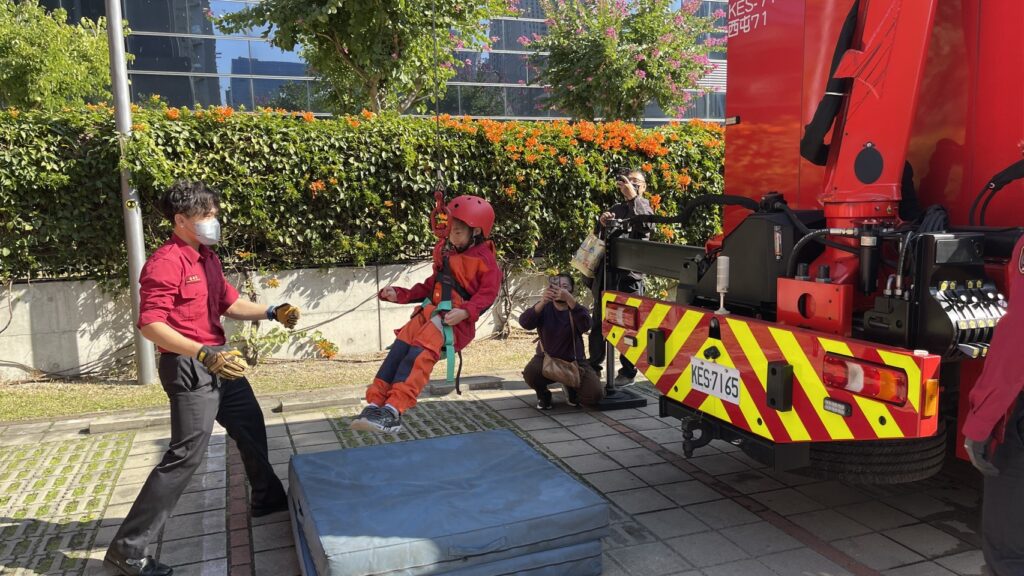 %E6%95%91%E5%8A%A9%E5%99%A8%E6%9D%90%E8%BB%8A%E5%B1%95%E7%A4%BA%E5%8F%8A%E5%85%92%E7%AB%A5%E5%90%8A%E6%8E%9B%E9%AB%94%E9%A9%97