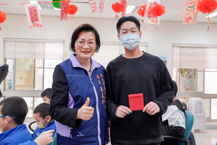 《圖說》李美珍監護兒少小傑，利用寒暑假在火鍋店打工，他說要請「局長媽媽」嗑火鍋。〈社會局提供〉