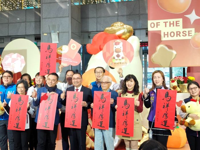 《圖說》市長侯友宜今日發布全新設計的「馬祥厚運」春聯，並同步亮相「馬上賺錢」新春福袋記者會合影。〈記者葉柏成攝〉