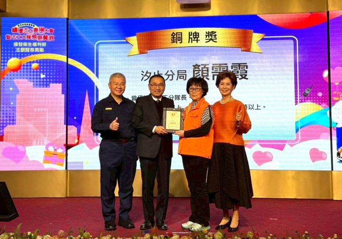《圖說》侯友宜市長、警察局長方仰寧、志工大隊長蔡月美與獲獎志工合影三。〈警察局提供〉