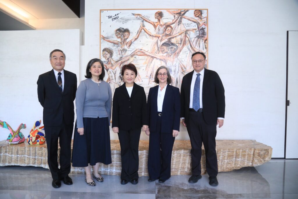 %E7%9B%A7%E5%B8%82%E9%95%B7%E5%8F%8A%E5%85%A9%E4%BD%8D%E5%89%AF%E5%B8%82%E9%95%B7%E8%88%87ait%E8%8F%AF%E7%9B%9B%E9%A0%93%E7%B8%BD%E6%9C%83%E5%9F%B7%E8%A1%8C%E7%90%86%E4%BA%8B%E8%97%8D%E9%B6%AF%E7%AD%89%E8%B2%B4%E8%B3%93%E5%90%88%E5%BD%B1 0