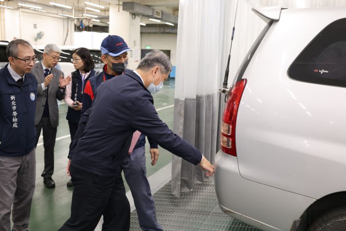 《圖說》陳瑞嘉局長在副總經理陳浩立的陪同下，瞭解汽車修護整體作業SOP，也關懷勞工使用防護用具情形，左一為新北市勞檢處長林澤州。〈勞工局提供〉