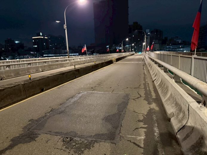 《圖說》為提升道路品質與行車安全，大漢橋、新海橋將於1月30日至2月1日夜間進行路面銑鋪。圖為新海橋。〈工務局提供〉