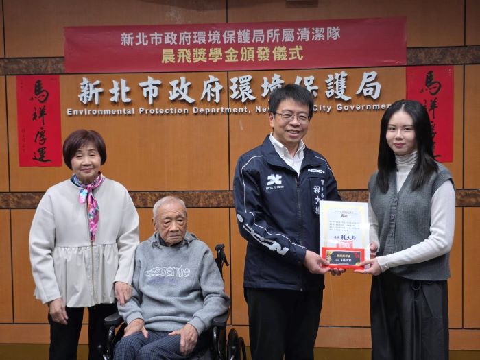 《圖說》環保局長程大維頒發獎狀--邱子珊同學。〈環保局提供〉