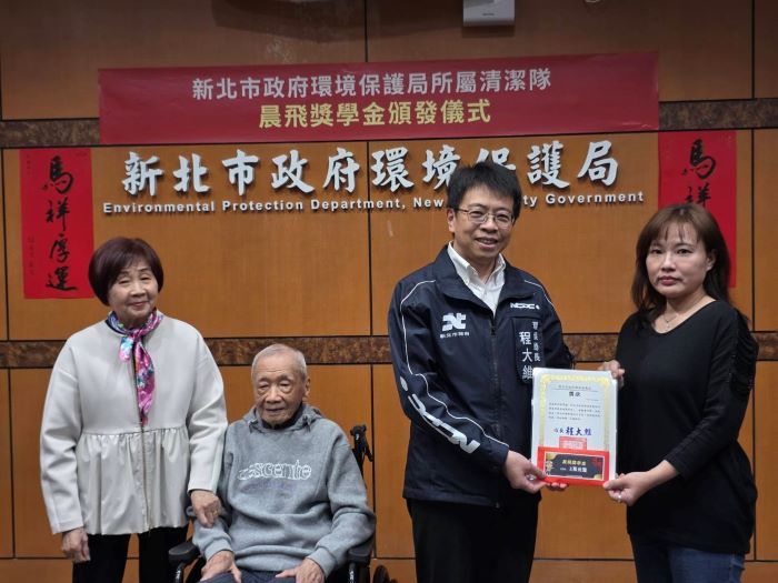 《圖說》環保局長程大維頒發獎狀--林建緯同學媽媽代表領獎。〈環保局提供〉