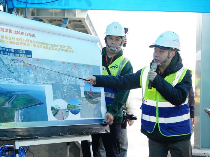 《圖說》高灘處長黃裕斌說明工程以海天一線進行淨寬3公尺之堤頂自行車道建置。〈高灘處提供〉　　