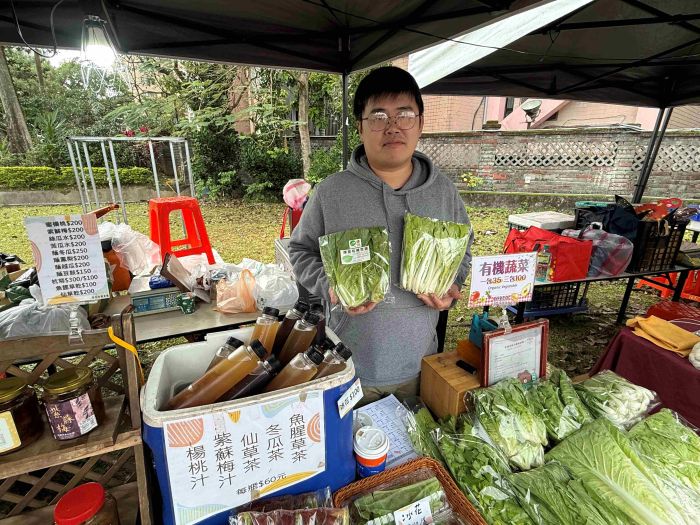 《圖說》青農邱奕豪榮獲「四健推廣教育有功人員獎」，與父親共同經營「輝要有機菜園」藉由帶領小朋友走進菜園，體驗食農教育。〈農業局提供〉
