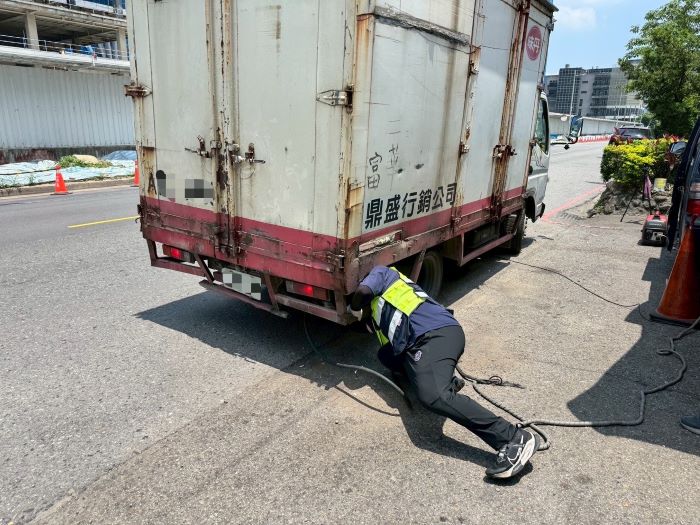 《圖說》柴油車路邊攔查。〈環保局提供〉