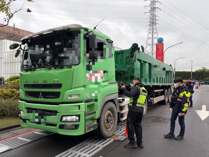《圖說》中和分局轄內大型車輛超載以建案、捷運工程等營建廢棄物為主。〈中和分局提供〉