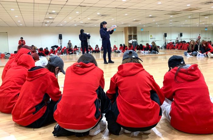 《圖說》新北警婦幼隊向味全龍啦啦隊宣講。〈新北警婦幼隊提供〉