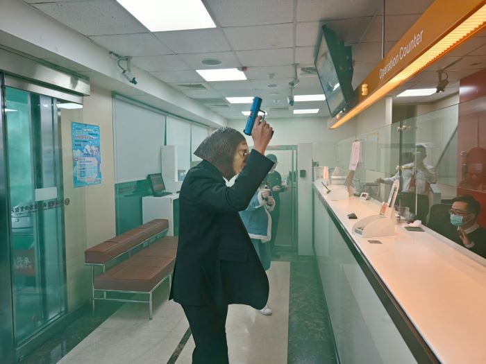 《圖說》持槍戴面具歹徒打劫銀行。〈三重分局提供〉