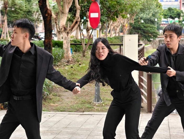 《圖說》歹徒劫持人質與警對峙。〈三重分局提供〉