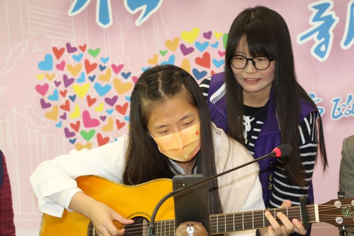 《圖說》板橋第二社福中心主責社工陳玟伶（右）長期追蹤並連結機構、學校及民間資源挹注小亭。〈社會局提供〉