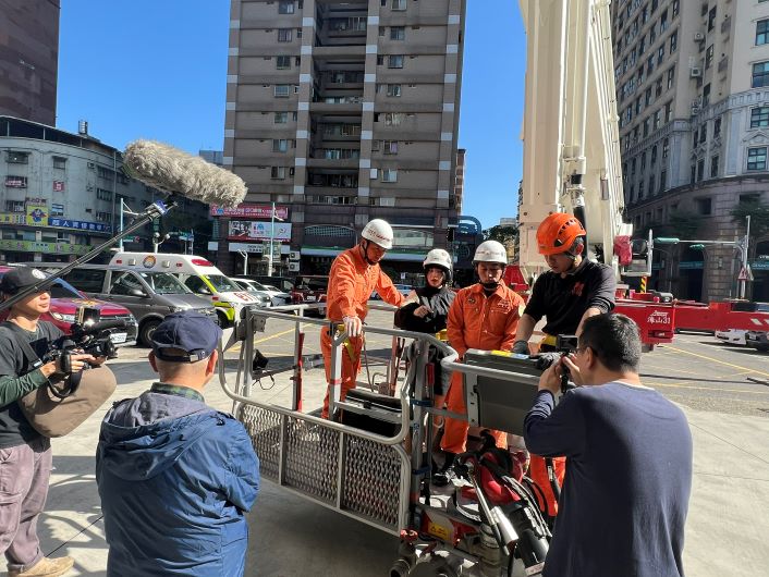 《圖說》日本東京消防廳特搜隊教官車輛器材配置及化災防範實務交流。〈第一大隊提供〉