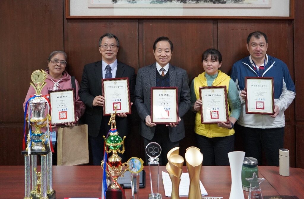 %E5%9C%96%E4%B8%80%E6%A5%8A%E6%9C%9D%E6%A3%9F%E5%9C%96%E8%B3%87%E9%95%B7%E5%8F%8A%E5%9C%96%E8%B3%87%E8%99%95%E5%90%8C%E4%BB%81%E6%96%BC%E8%A1%8C%E6%94%BF%E6%9C%83%E8%AD%B0%E7%8D%BB%E7%8D%8E%E5%B1%95%E7%8F%BE%E6%9D%B1%E6%B5%B7%E5%A4%A7%E5%AD%B8%E5%AD%B8%E8%A1%93%E8%B3%87%E6%BA%90%E8%B1%90%E7%A2%A9%E6%88%90%E6%9E%9C 1024x670 1