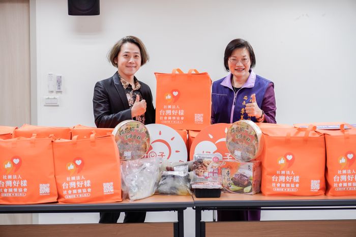 《圖說》台灣好樣社會關懷協會理事長林建甫(左)與新北市社會局長李美珍(右)合影，年菜內容經協會成員試吃挑選，並以客製化保冷袋包裝，兼顧營養與實用性。〈社會局提供〉