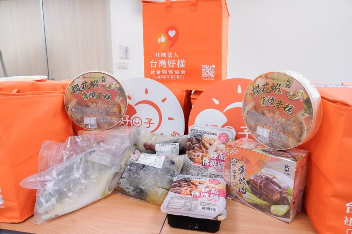 《圖說》台灣好樣協會捐500份年菜，每份包含櫻花蝦蒲燒米糕、佛跳牆、黃金鯧、烏骨雞湯及東坡肉。〈社會局提供〉