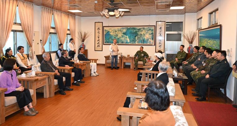 《圖說》宜蘭縣春節敬軍團致贈春節慰問金，感謝國軍官兵保家衛國的辛勞，以實際行動表達軍民同心團結合作的精神為軍愛民。〈主辦單位提供〉