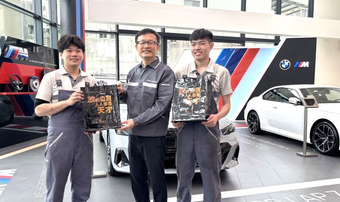 《圖說》張明文局長致贈建教生新春賀禮。〈教育局提供〉