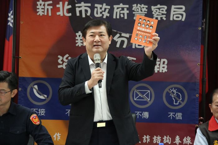 《圖說》市警局副局長林武宏於治安座談中，向民眾說明警察局維護地方治安與交通安全的決心。〈新莊分局提供〉