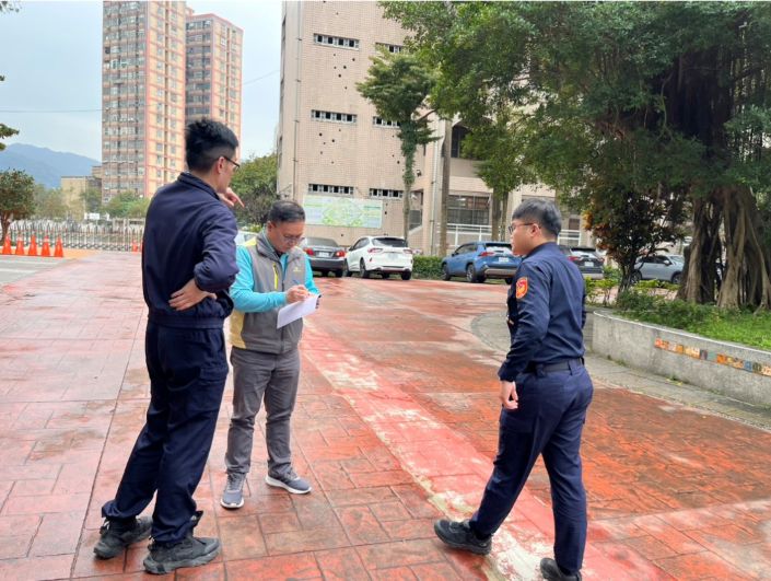 《圖說》土城分局為解決農曆春節將至採買年貨停車一位難求困擾主動出擊，協調周邊單位釋出閒置空間，現場勘查情形。〈土城分局提供〉