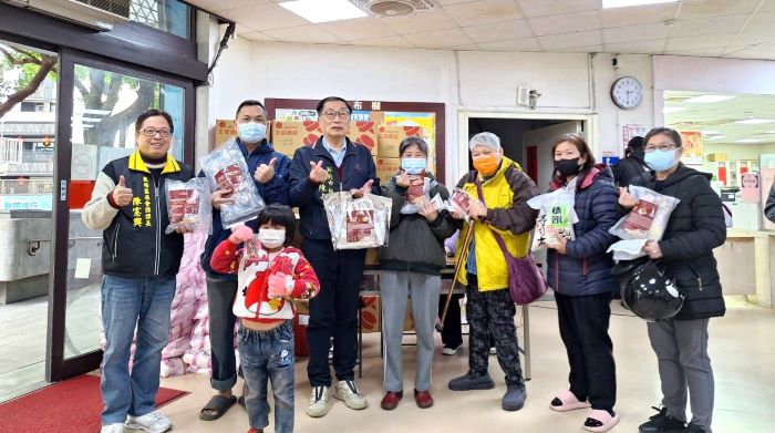 《圖說》板橋區公所攜手大觀書社發送年菜關懷弱勢家庭。〈板橋公所提供〉
