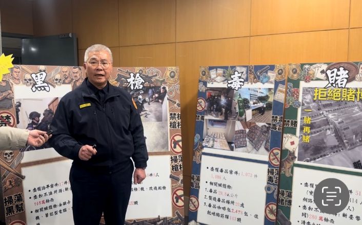 《圖說》警察局長方仰寧講解警察局今年1月1日至2月8日「安心五大面向」「黑、槍、毒、賭、詐」淨化治安成果數據。〈警察局提供〉