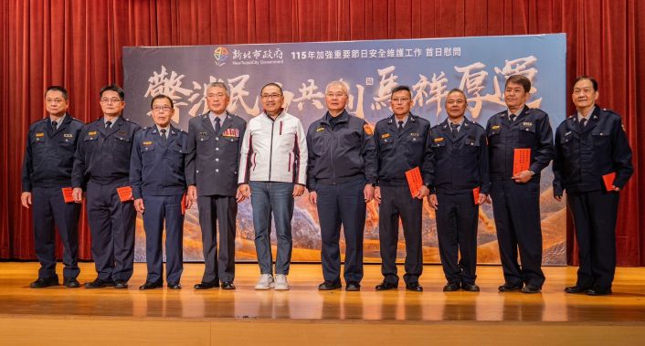 《圖說》市長侯友宜、警察局長方仰寧、民防大隊長吳建亨及民防中隊長合影。〈警察局提供〉