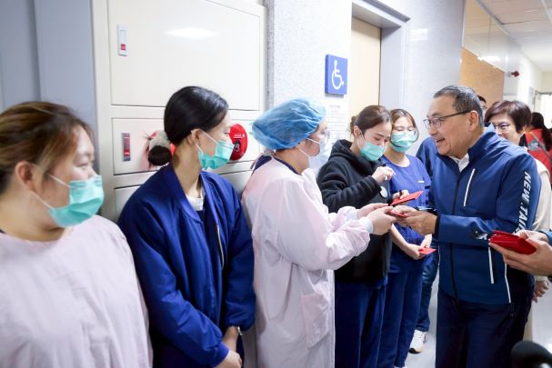 《圖說》春節期間特別感謝辛苦的醫師、護理師、藥師及所有值班夥伴留守醫院，犧牲與家人團聚的時光只為提供醫療服務，祝福所有第一線同仁新年快樂、平安健康。〈新聞局提供〉