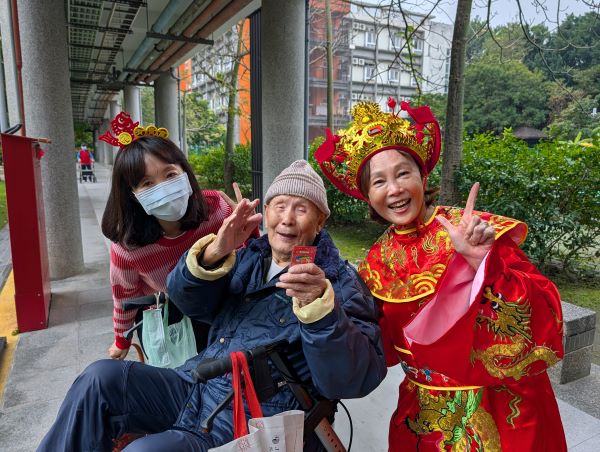 板橋榮家除夕送暖   陳桂美化身財神爺賀歲長輩笑開懷