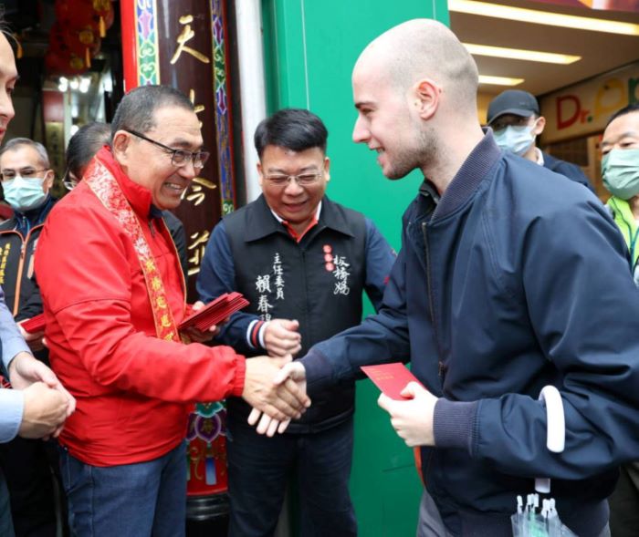 侯友宜大年初一宮廟參拜  為民祈福送福袋