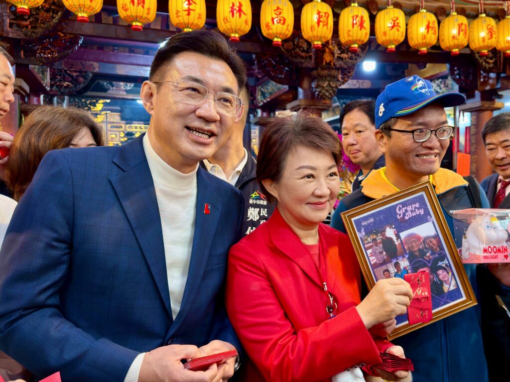 國旗別針「神祕失蹤」  江啟臣割愛熱情鄉親傳承愛國心