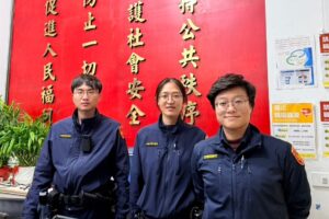 八旬翁低溫坐臥街頭  萬華暖警  逐家詢問  助返家