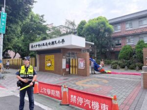 大手牽小手  警民齊步走  因應2月23日開學日  北市警力守護學童行的安全