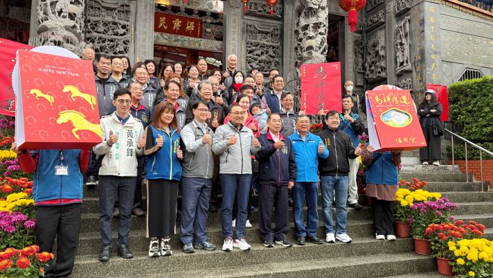 《圖說》侯友宜市長、土城區里長及五穀先帝廟祝賀大家新春如意、闔家平安。〈民政局提供〉