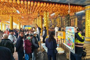 新店警前進五路財神廟  疏導車流兼顧交安宣導