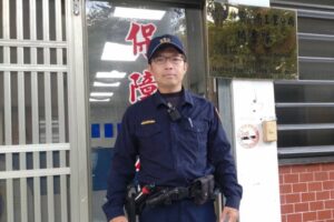 腳痛婦人夜困路口  玉警暖心親送返家