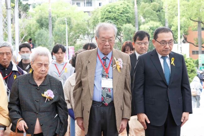 《圖說》市長侯友宜率市府團隊，與新北市二二八總會理事長洪顯詔及受難者家屬一起默哀、獻花，後排右一民政局長林耀長。〈民政局提供〉