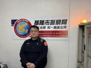 六旬老婦遛狗摔傷頭  基警暖心即刻救援送醫