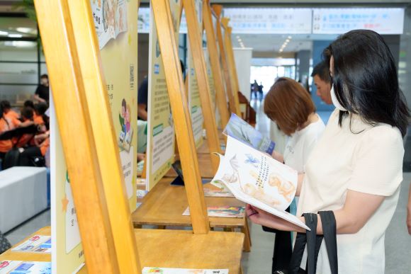 《圖說》各組前三名得獎作品除頒發獎金與獎狀外，將製作成實體書籍及電子書，更於9月舉辦成果展。〈環保局提供〉