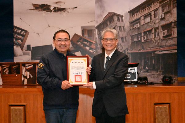 《圖說》市長侯友宜致贈慈濟基金會感謝狀，由慈濟基金會副執行長 熊士民代表接受。〈消防局提供〉