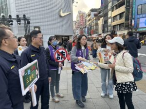 燈會人潮聚西門  萬華警宣導165反詐騙外國旅客也按讚