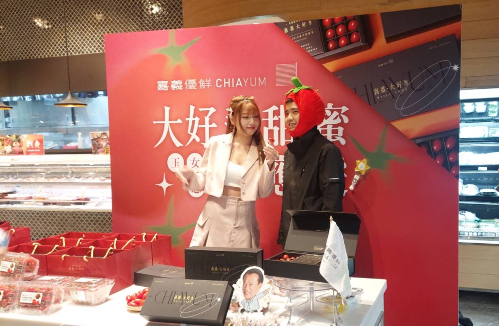 職棒女神-妮可「甜」進微風超市  應援嘉義優鮮  推廣精品玉女番茄