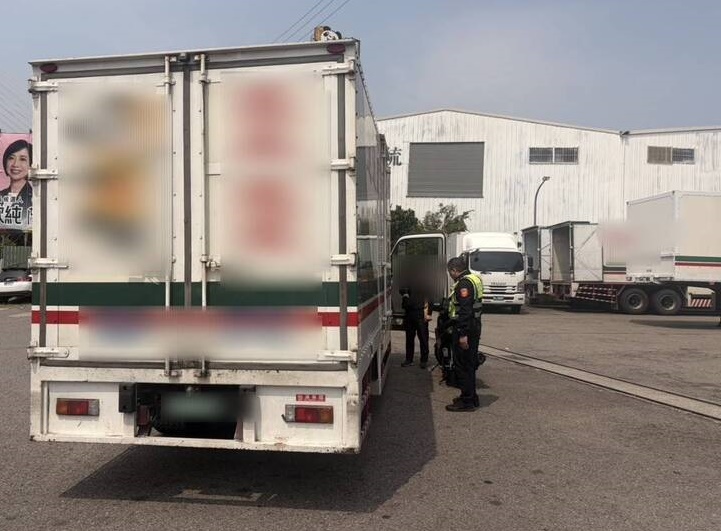 廿一歲女騎士遇大劫            慘死營業大貨車輪下